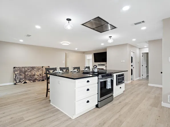 414 Hideaway Ln E, Hideaway, TX 75771