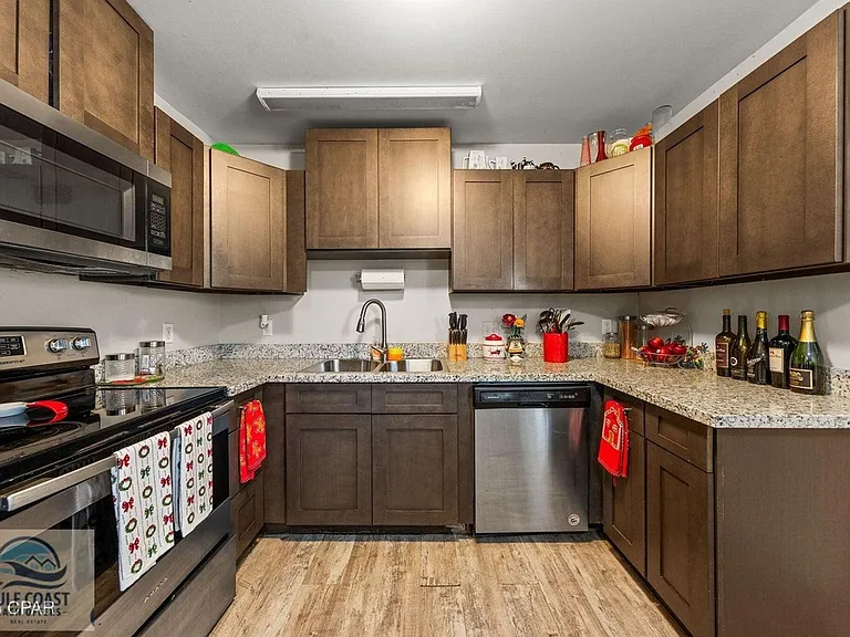 1710 Drake Ave — Photo 15