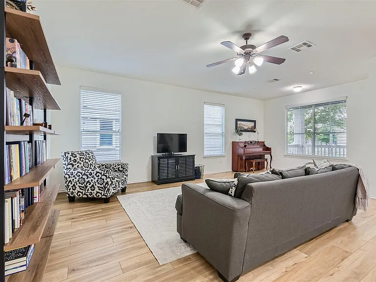 1717 Thompson Trl — Photo 5