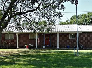 1206 E Yeagua St, Groesbeck, TX 76642