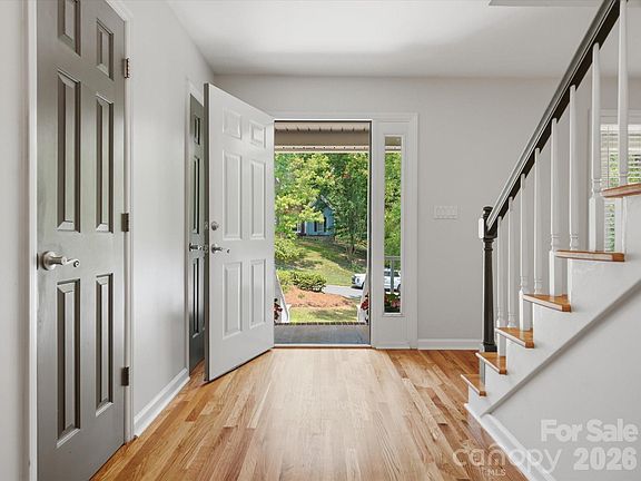 3rd image of 419 Whitefriars Ln