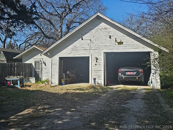 4th image of 504 W Broadway St