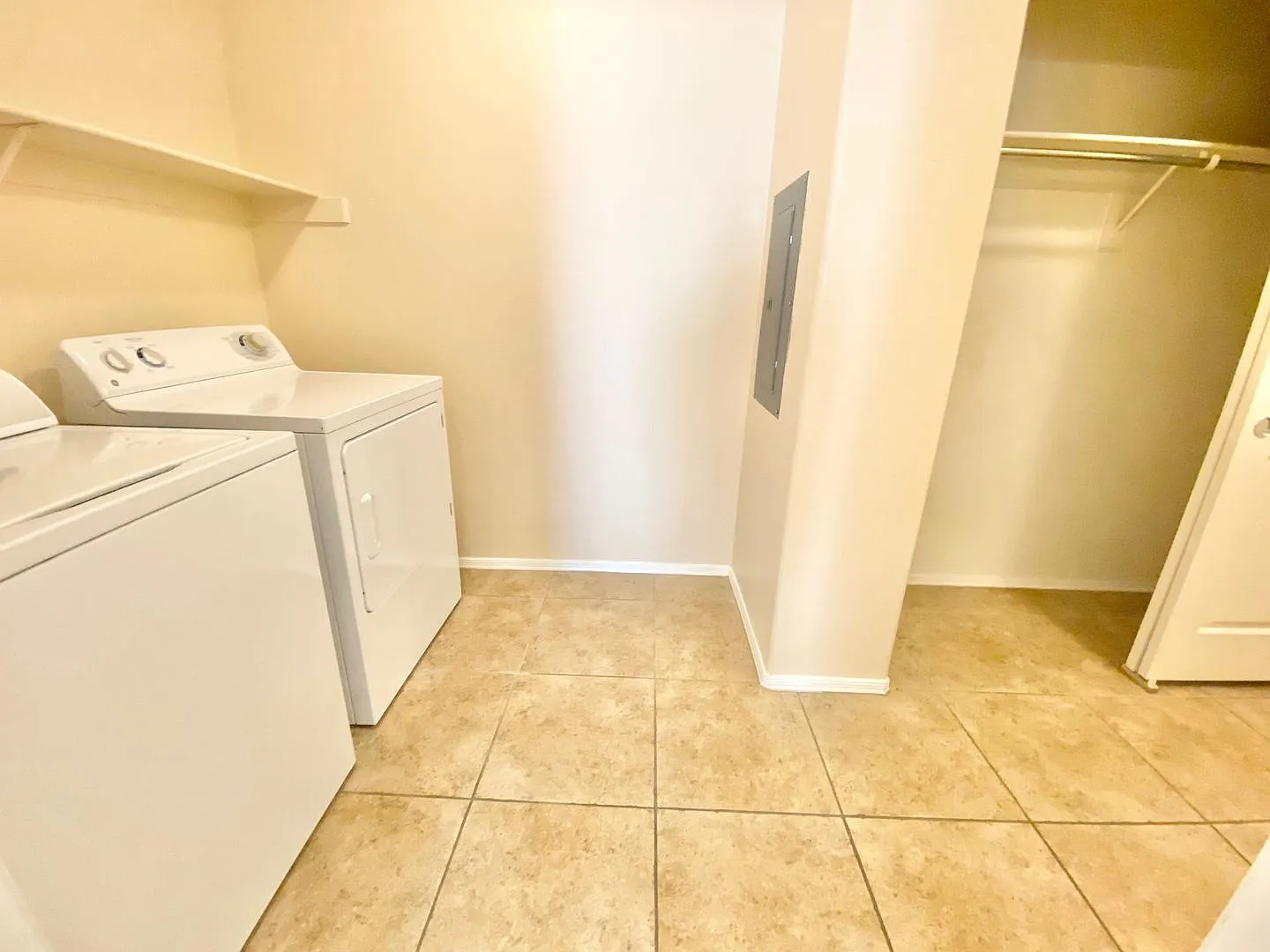 Beautiful 2 Bedrooms 2 Baths First Floor Condo In Gated Communnity With 2 Car Garage — Photo 2