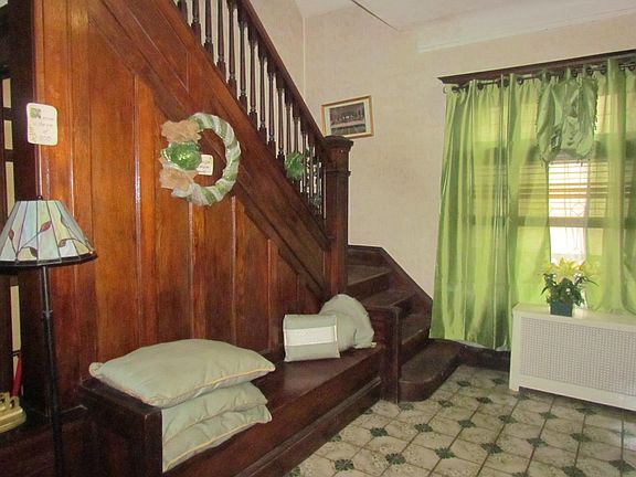 lge ctr hall w/storagbench