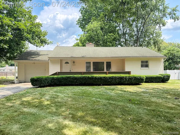 1208 Genella St, Waterford, MI 48328