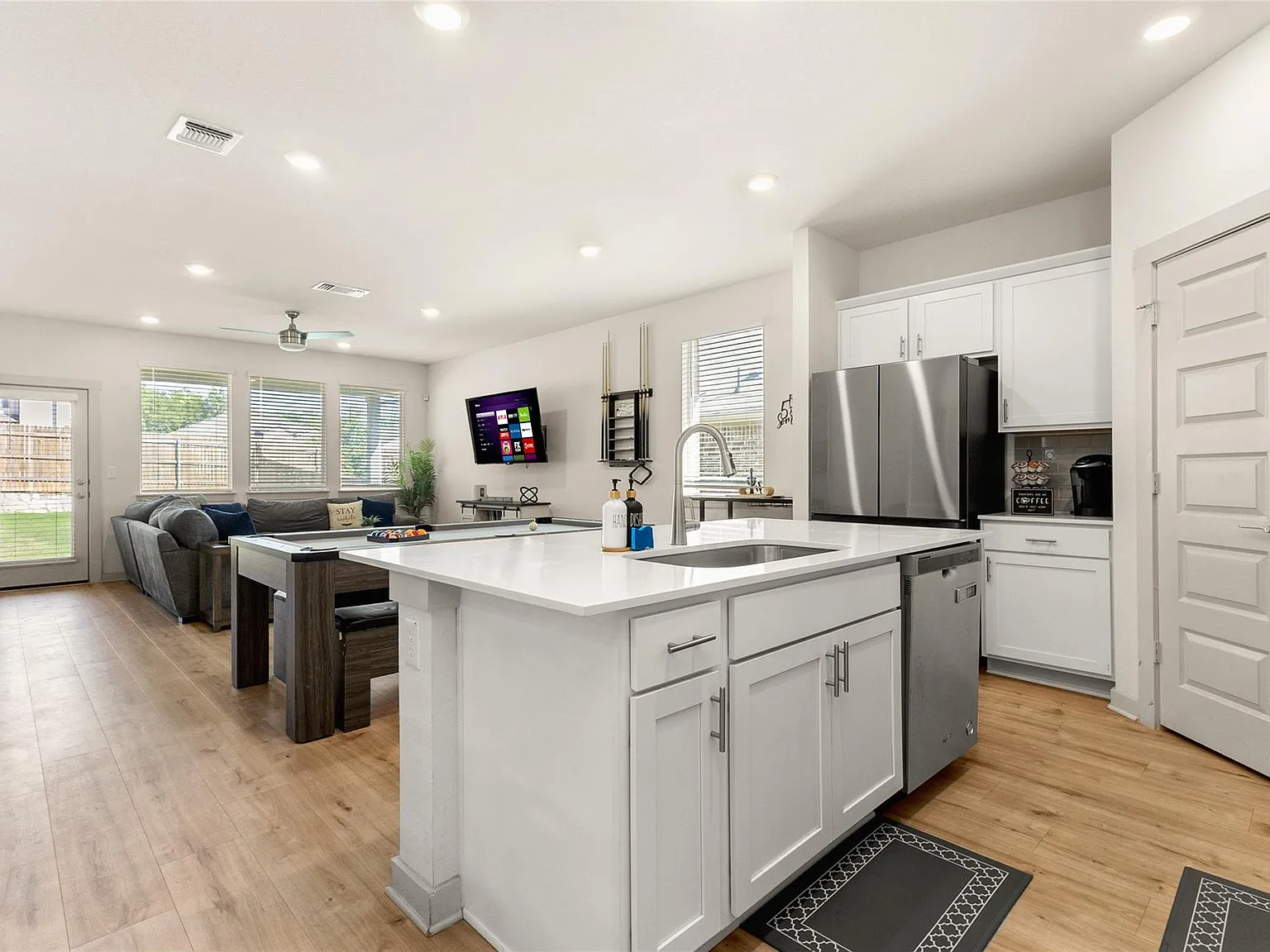 4 bed, 2.0 bath, 1659 sqft, $3,400 — Photo 4