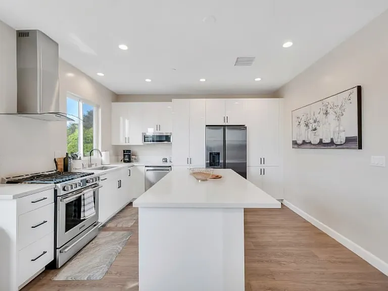 940 Warwick Ave — Photo 9