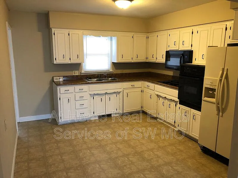 3 bed, 1.0 bath, 2360 sqft, $1,280 — Photo 4