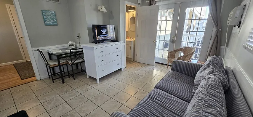 12 G St — Photo 3