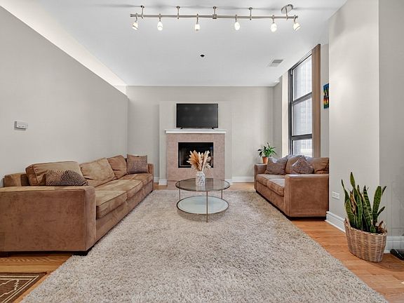 4th image of 212 W Washington St APT 1402