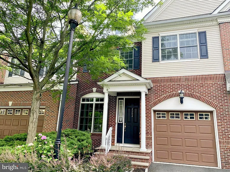 4204 Lexington Ct — Photo 1
