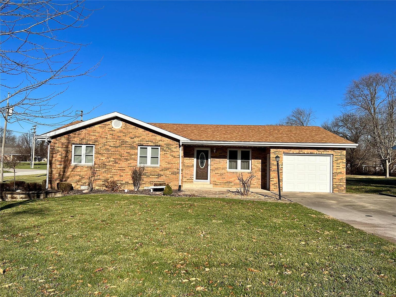 1 Yount Dr, Hillsboro, IL 62049 Zillow