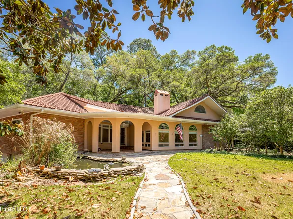 132 Pine Dr, Ocean Springs, MS 39564
