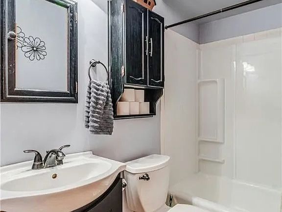 5th image of 1668 E Archwood Ave #1668