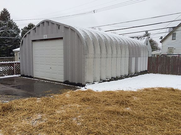3rd image of 23775 Cayuga Ave
