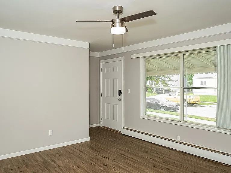 614184_021_living_room_13139091.jpg