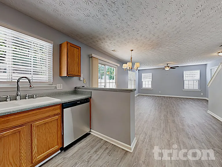 1202 W Oaks Way — Photo 6