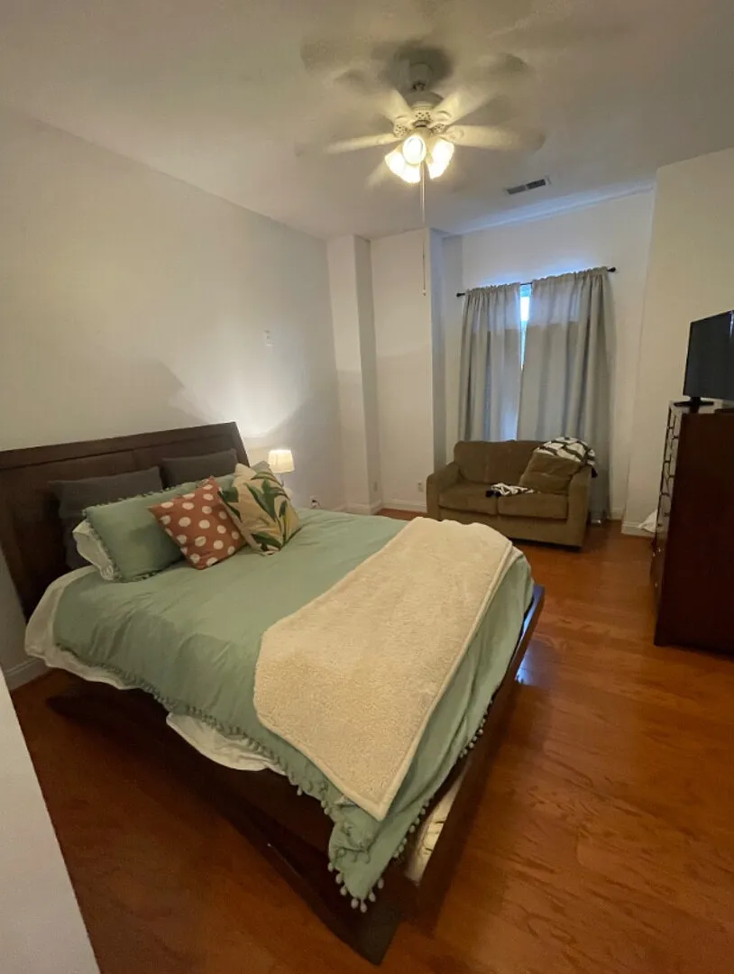 2 bed/2 bath condo in Uptown, Charlotte, First Ward neighborhood — Photo 4