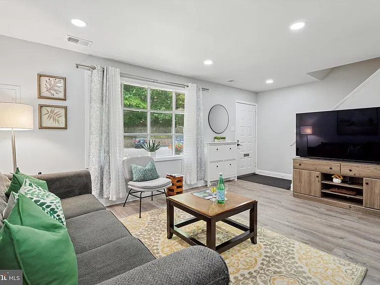 205 Woodside Cir — Photo 2