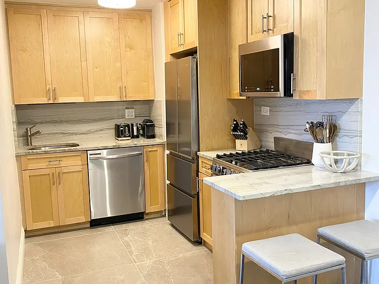 305 E 40th St #19B — Photo 7