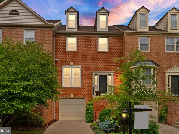 12015 Johns Pl, Fairfax, VA 22033