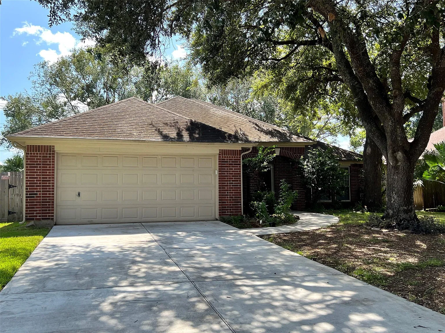 4 bed, 2.0 bath, 2287 sqft, $2,600 — Photo 2