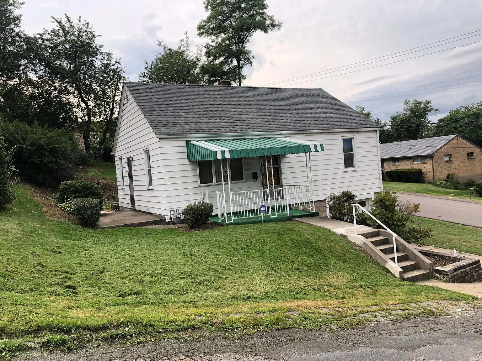 900 Pleasant Ave photo 1