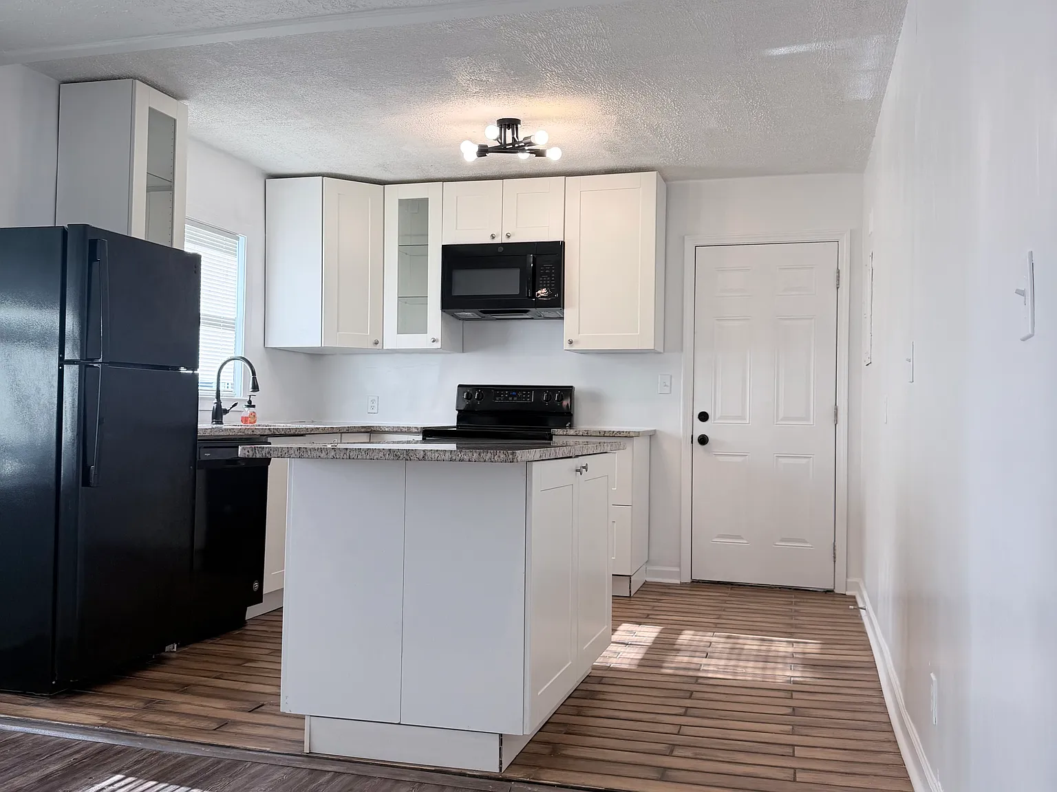 3 bed, 1217 sqft, $1,750 — Photo 4