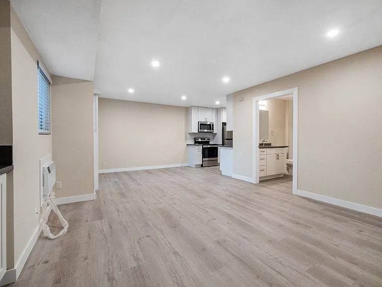 Sunset Cliffs Apartments — Photo 6