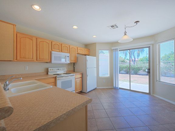 5th image of 2721 E Catalina Ave