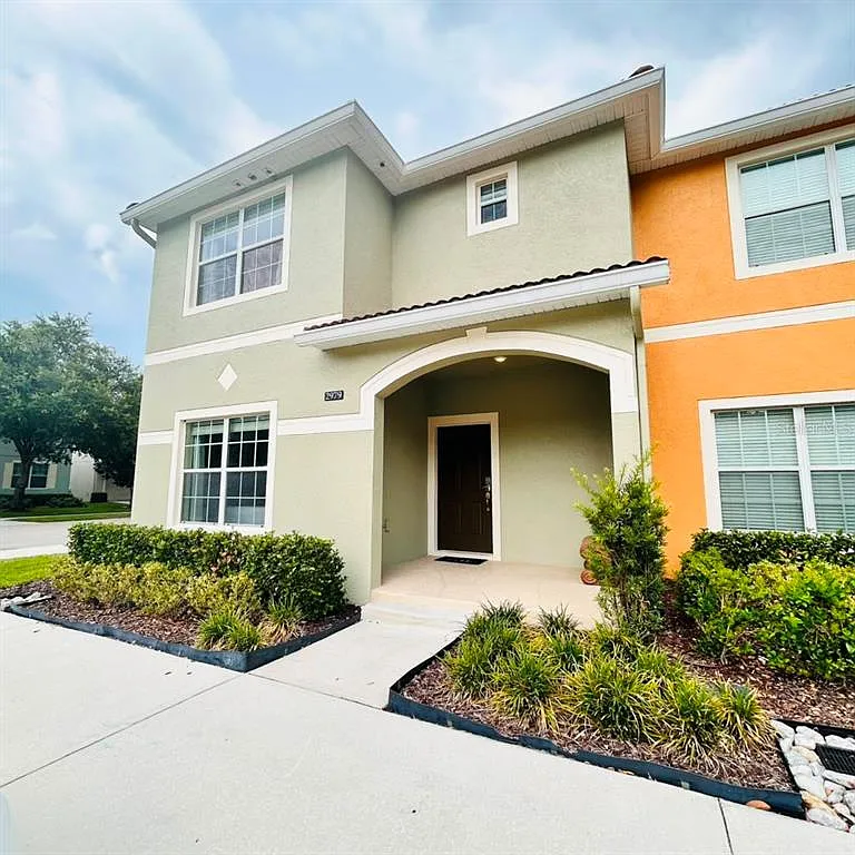 5 bed, 4.0 bath, 2024 sqft, $2,900 — Photo 1