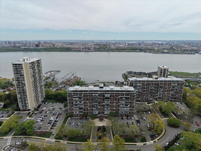 1st image of 2 Horizon Road