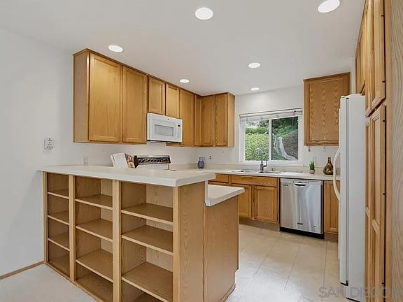 3rd image of 4276 5th Ave