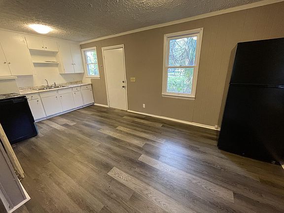 3rd image of 5910 Droad St #1