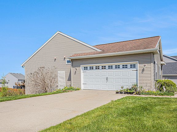 3rd image of 1691 Crescent Pointe Dr SE