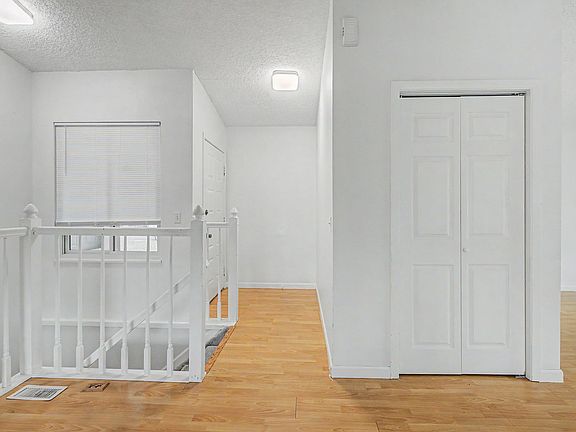 Entrance foyer, the stairs leads down to bedrooms.