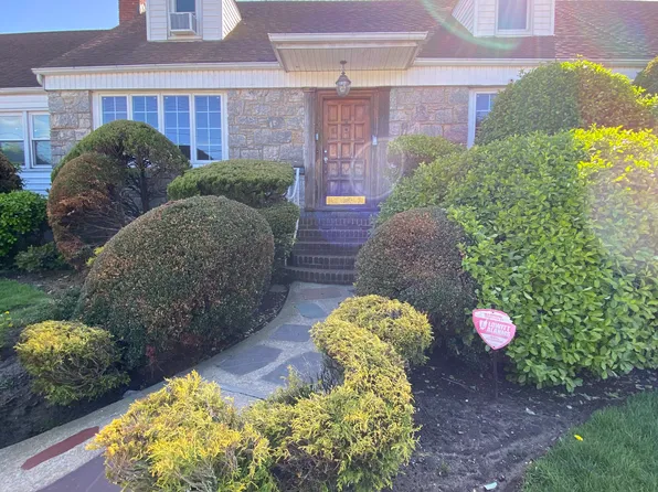 336 Scranton Ave #1, Lynbrook, NY 11563