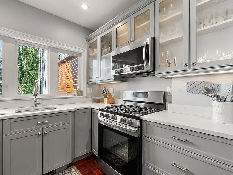 417 E 7th St #1 — Photo 7