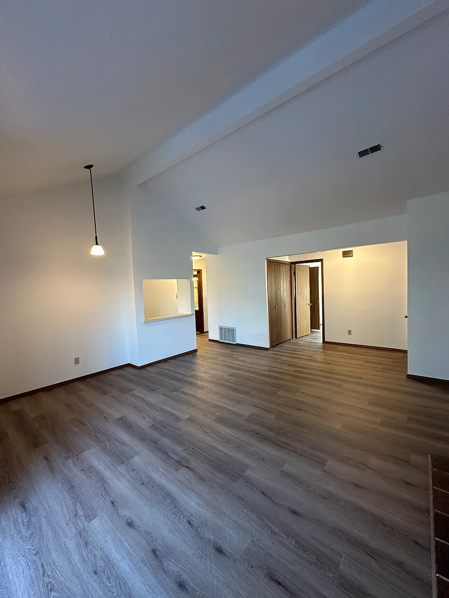 Building Photo - 1619 Lyndhurst Dr #F