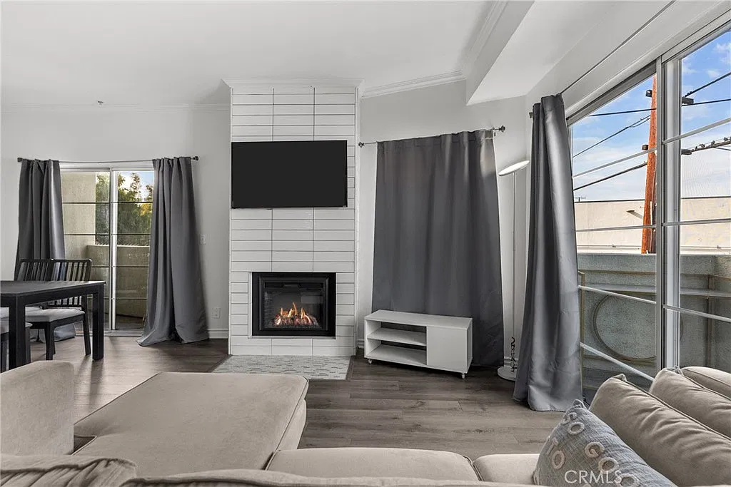 2 bed, 2.5 bath, 880 sqft, $2,950 — Photo 3