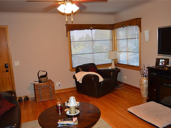 3rd image of 1143 Marguerite Ave