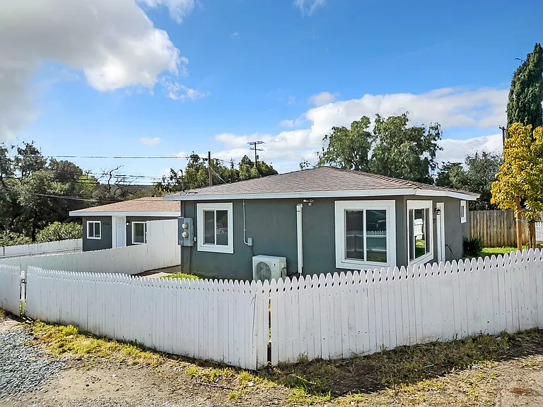 1222 Willowside Ter — Photo 3