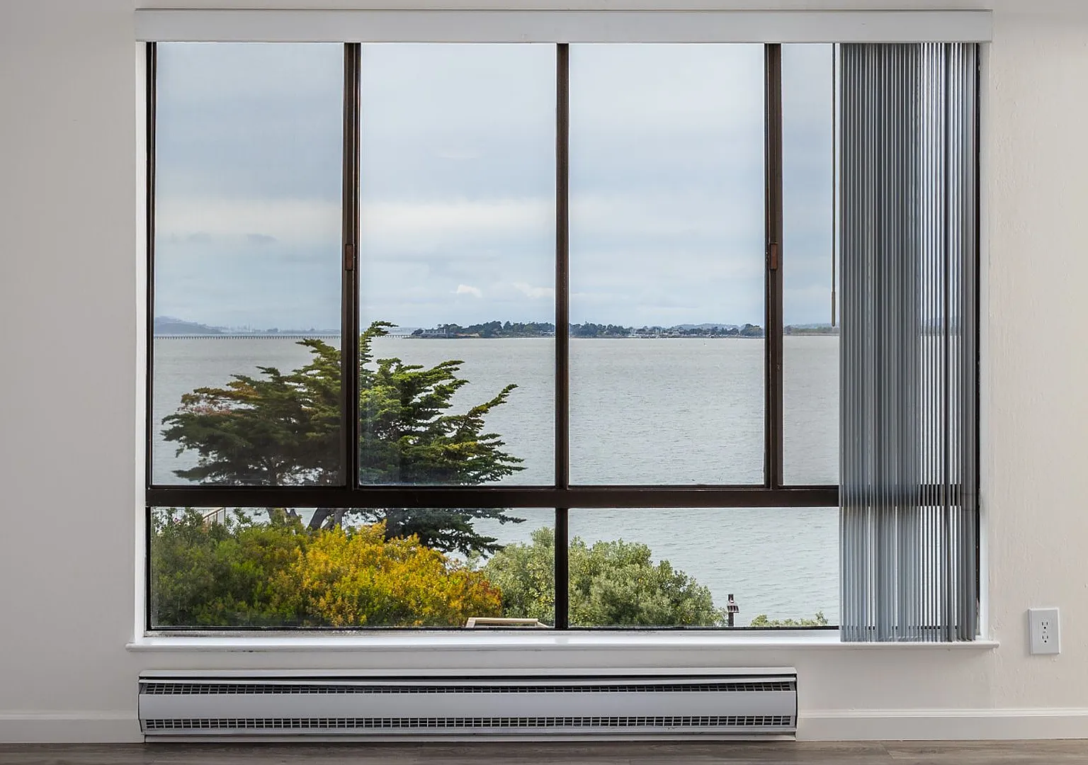 Remodeled Top Floor, Water View Studio — Photo 2