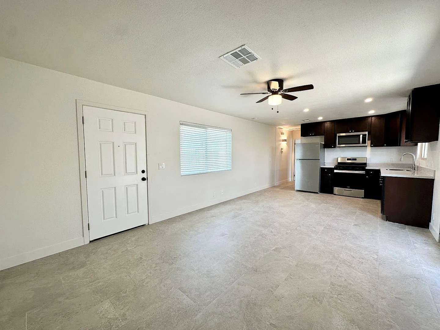 Coming Soon! 1 Bedroom 1 Bathroom Apartment In Palm Springs W/ Community Pool — Photo 2