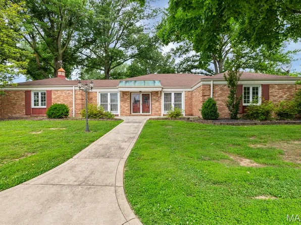 10 Rio Vista Dr, Saint Charles, MO 63303