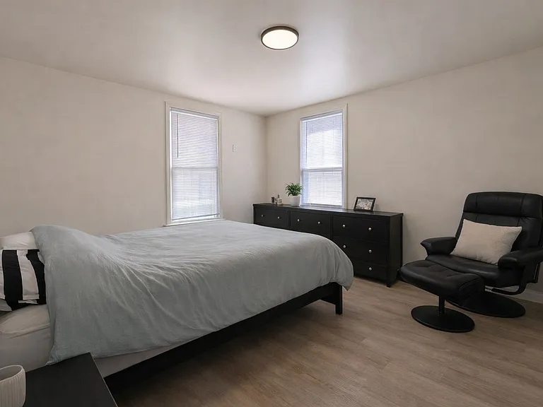 605 E 5th St #1 — Photo 3