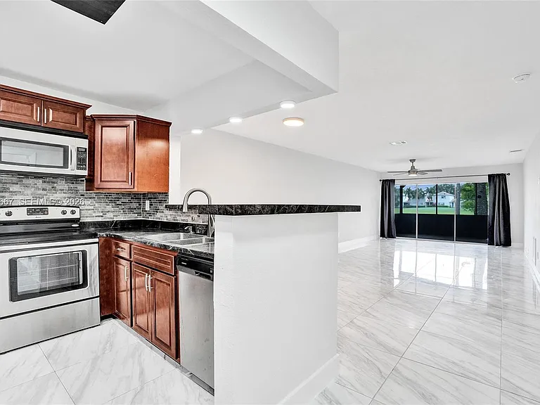 9540 NW 65th St #D8 — Photo 4