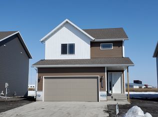 1058 Highland Ln W, West Fargo, ND 58078