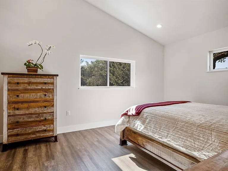 533 N Cloverdale Blvd — Photo 12