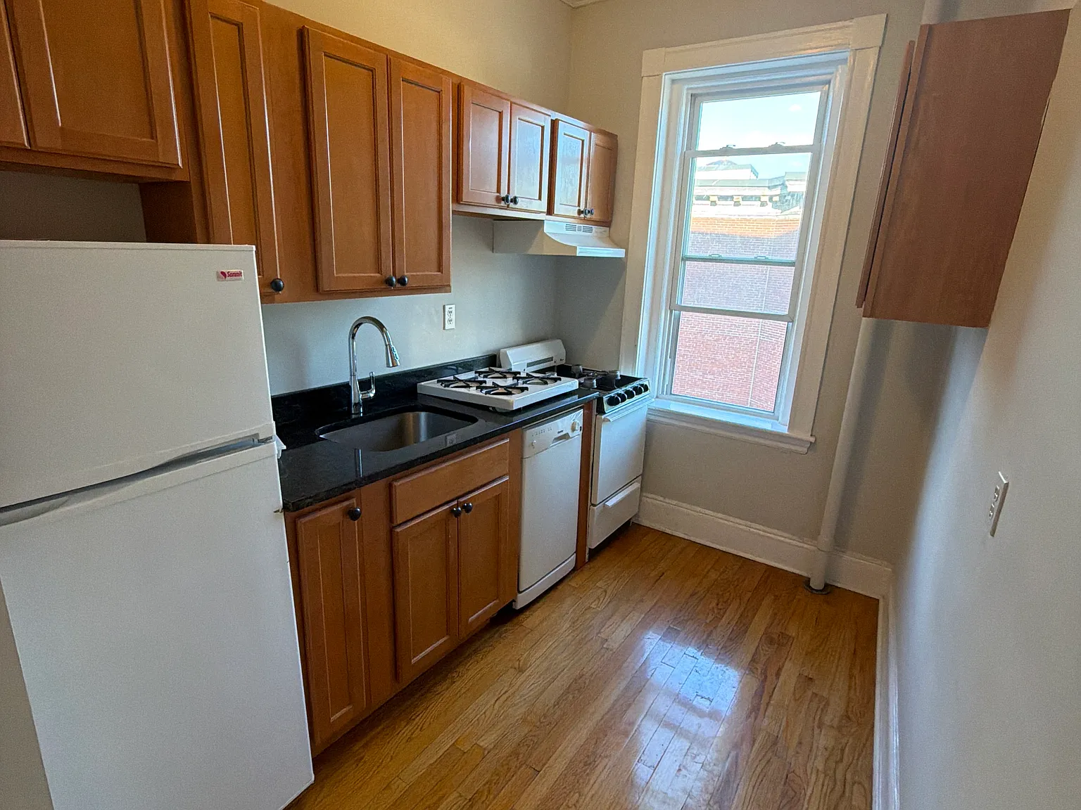 2 bed, 600 sqft, $2,850 — Photo 1